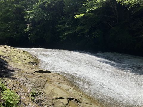 粟又の滝を横から見た風景