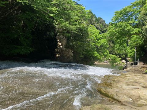 粟又の滝を横からみた風景3