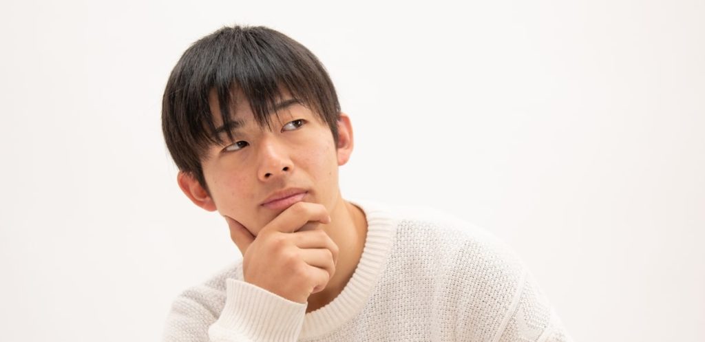 考える男性